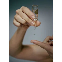 Lom� Infusion Serum - Intens Fugtgivende Ansigtsserum med Hyaluronsyre